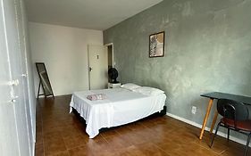 Quarto com varanda privada a 160 metros da Praia do Farol da barra lll
